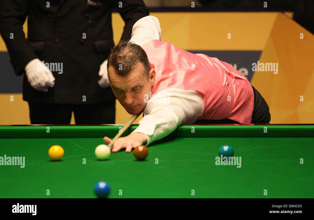 Sheffield, Royaume-Uni. 21 avril, 2013. John Higgins en action contre Mark Davis pendant le 1er tour de la World Snooker Championships du théâtre Crucible. Banque D'Images