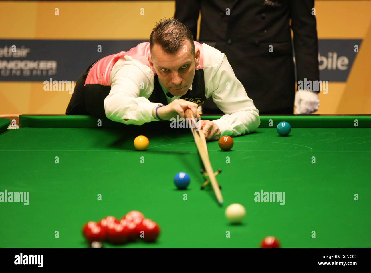 Sheffield, Royaume-Uni. 21 avril, 2013. John Higgins en action contre Mark Davis pendant le 1er tour de la World Snooker Championships du théâtre Crucible. Banque D'Images