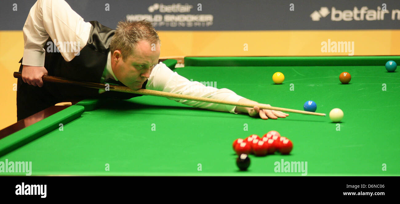 Sheffield, Royaume-Uni. 21 avril, 2013. John Higgins en action contre Mark Davis pendant le 1er tour de la World Snooker Championships du théâtre Crucible. Banque D'Images