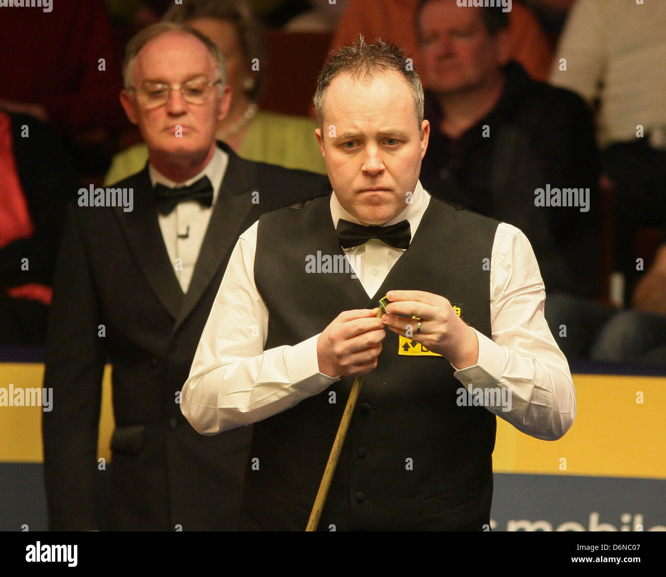 Sheffield, Royaume-Uni. 21 avril, 2013. John Higgins en action contre Mark Davis pendant le 1er tour de la World Snooker Championships du théâtre Crucible. Banque D'Images