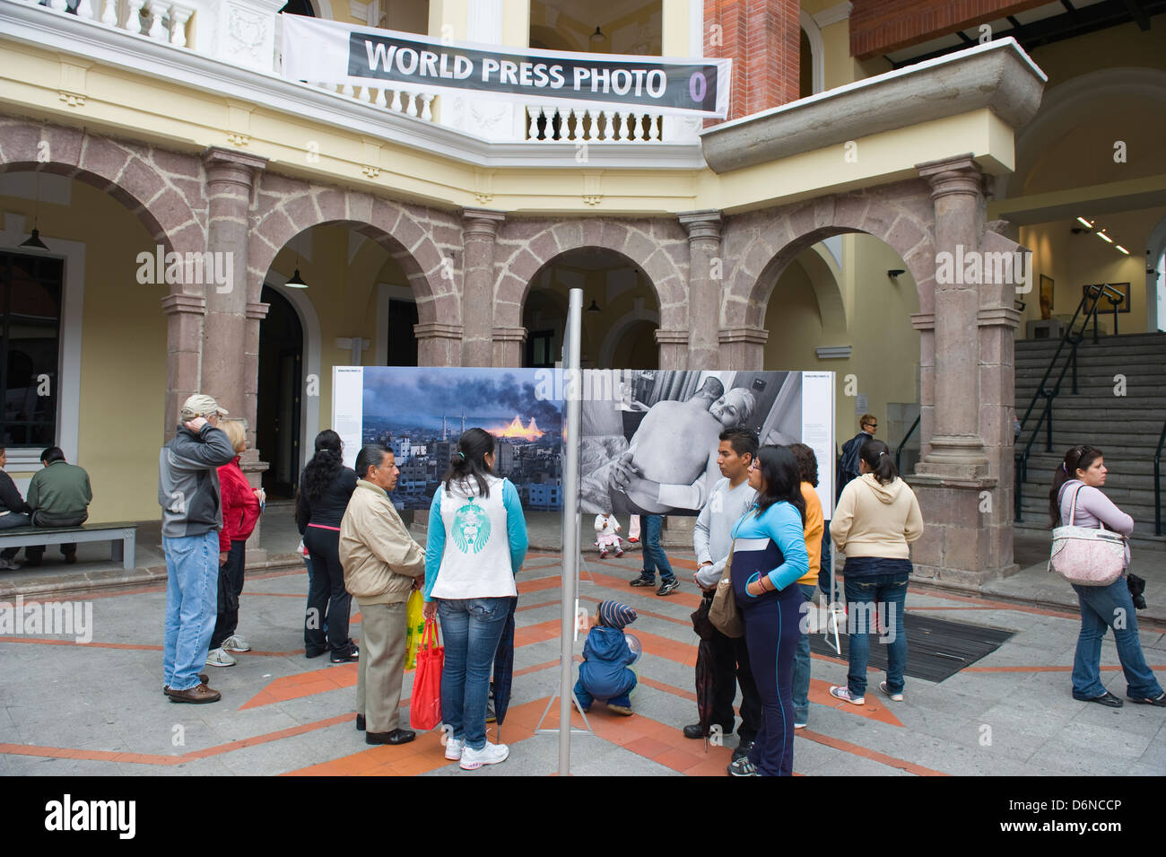 Exposition de photographies de presse du monde, vieille ville, site du patrimoine mondial de l'UNESCO, Quito, Equateur, Amérique du Sud Banque D'Images