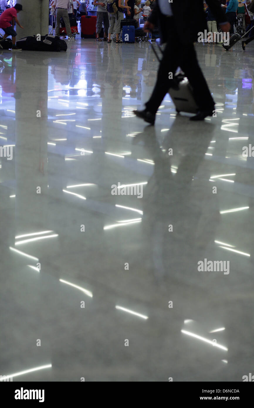 Palma, Majorque, Espagne, plafond lumineux reflétés dans le plancher de l'aéroport Banque D'Images