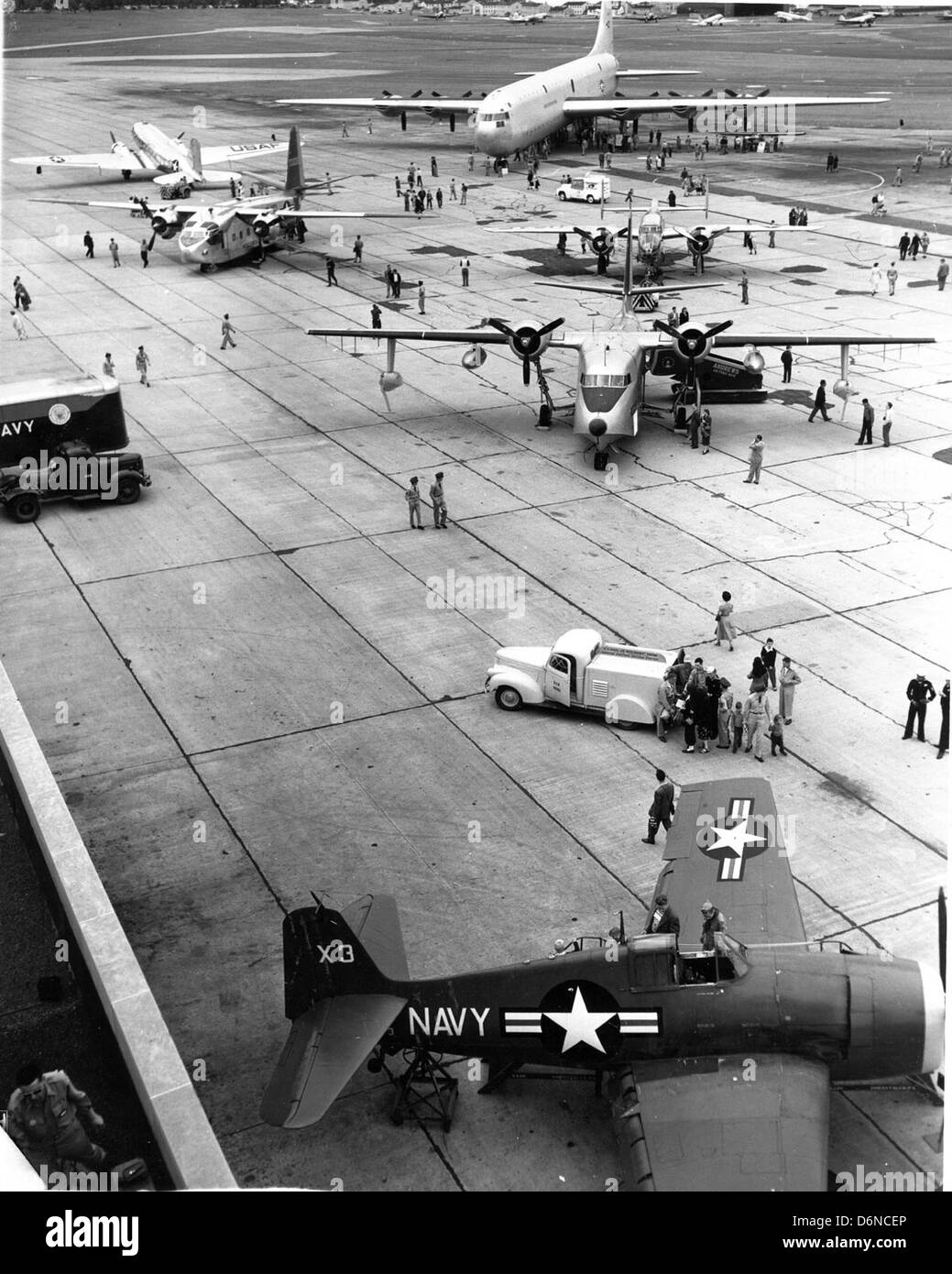 Cette photographie de la collection spéciale de Ken Smith capture le Chase Aircraft Avitruc YC-122, un avion de transport militaire, aux côtés d’autres avions comme le Grumman F6F Hellcat et le XC-99. Banque D'Images
