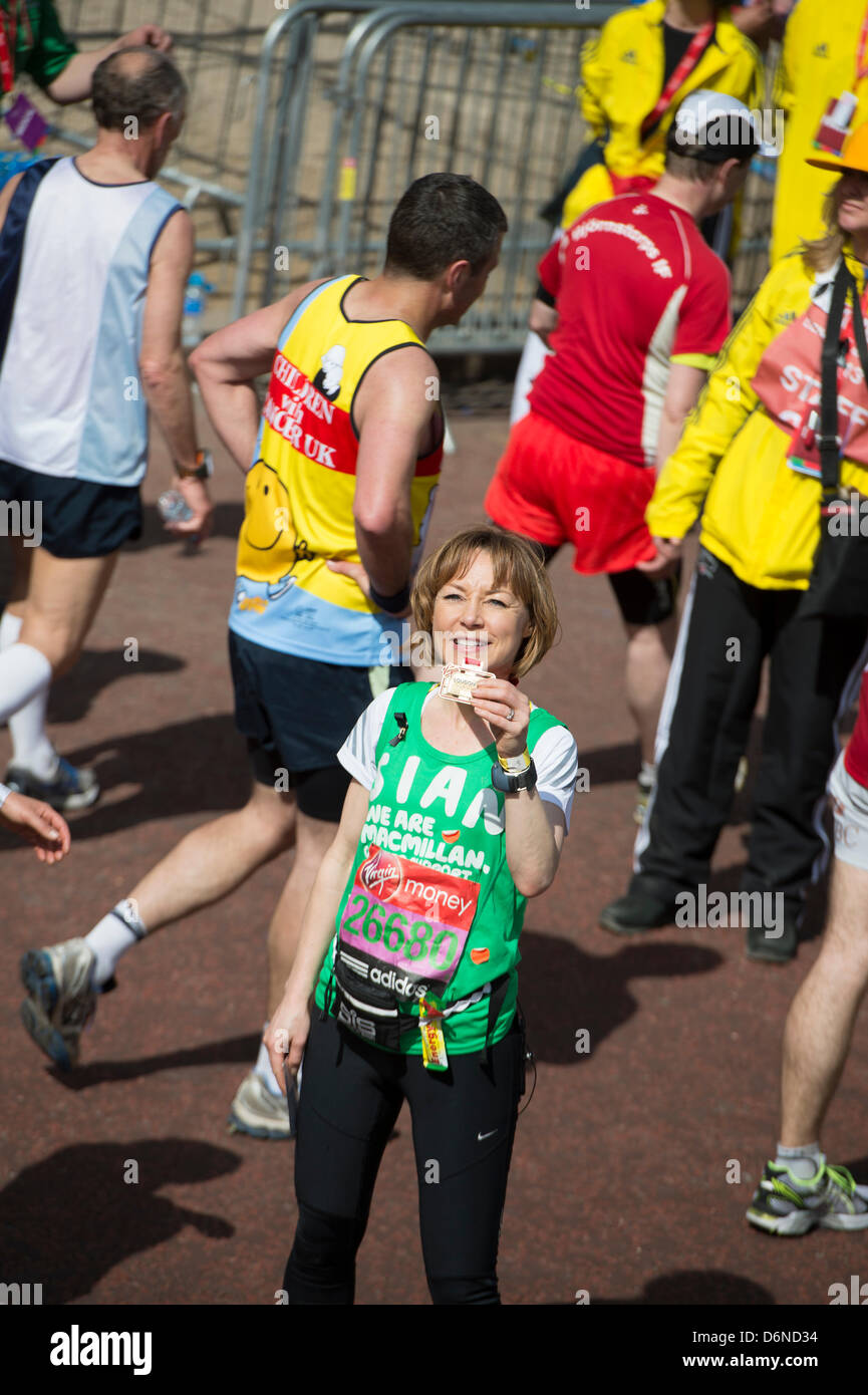 21 avril 2013. Le Mall, Londres. L'agonie et extase de finir le Marathon de Londres 2013. La plupart des coureurs portaient un ruban noir à l'appui de la bombe du Marathon de Boston lundi dernier. Un certain nombre de célébrités ont couru et terminé la course. Sian Williams, BBC News Reader Banque D'Images