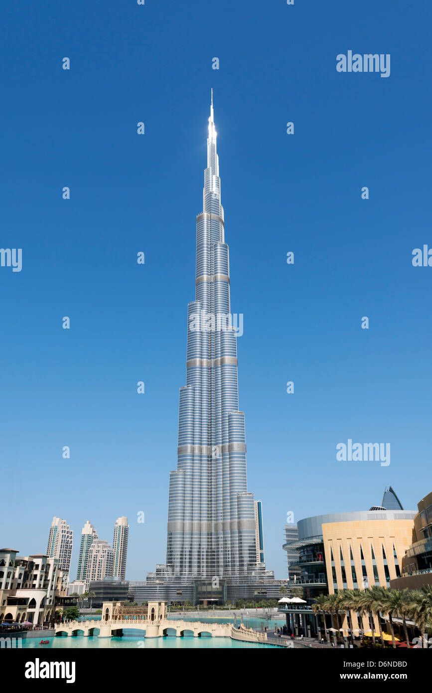 Vue de jour du gratte-ciel Burj Khalifa, plus haut bâtiment du monde à Dubaï Émirats Arabes Unis Banque D'Images