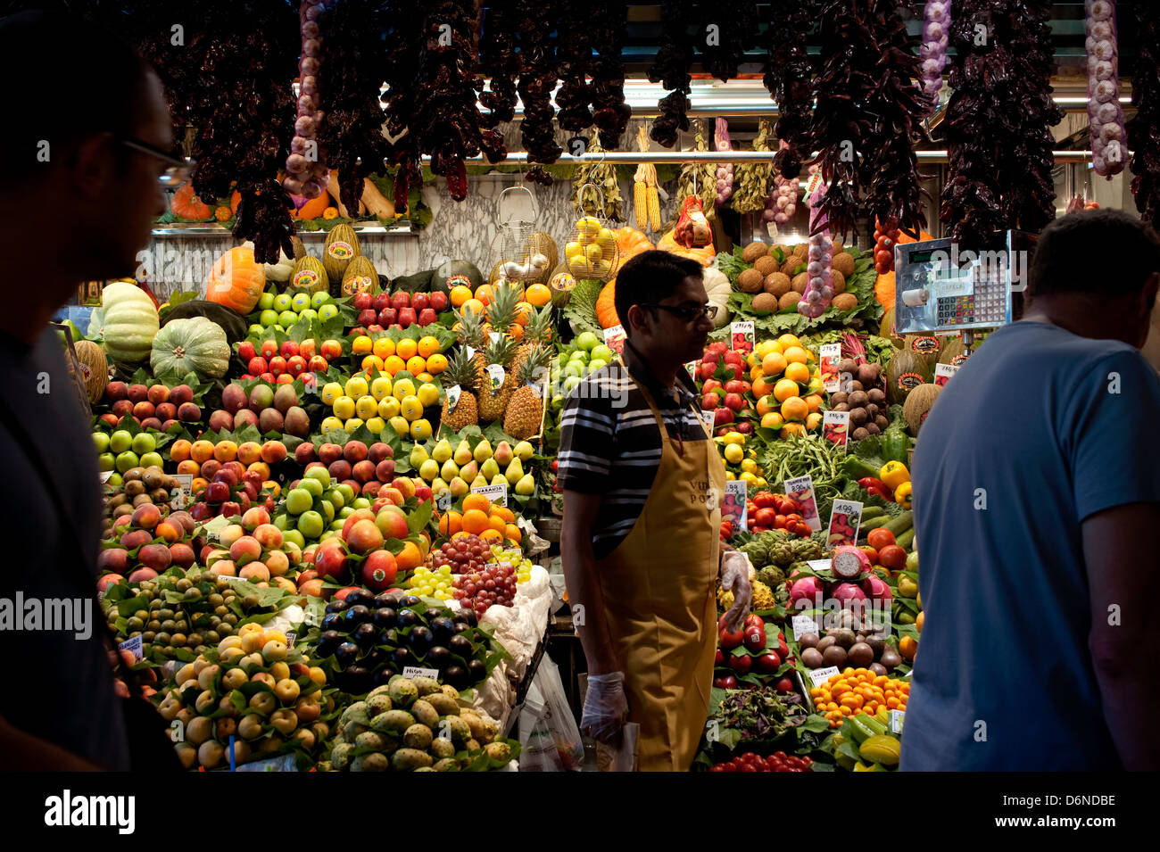 Mercat de Sant Josep de la Boqueria market au large de Las Ramblas à Barcelone, Espagne, Europe. Banque D'Images