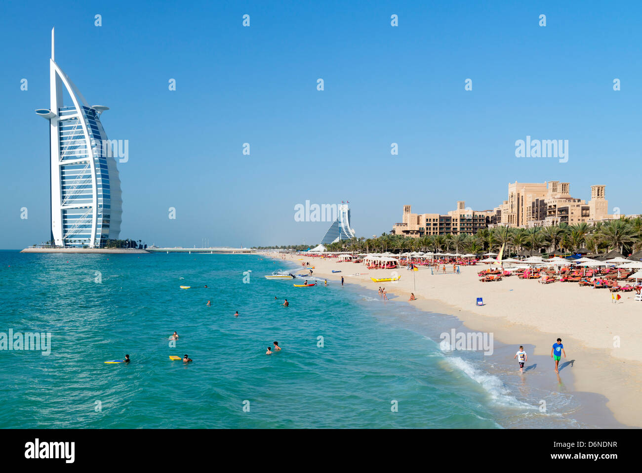 Beach Resort à côté de l'hôtel de luxe Burj Al Arab à Dubaï Émirats Arabes Unis Banque D'Images