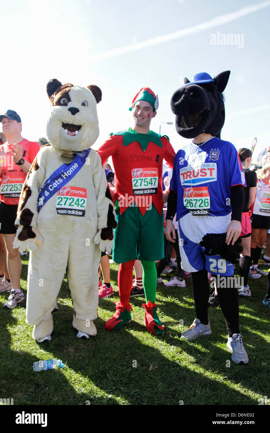 Londres, Royaume-Uni. 21 avril, 2013. Ossature en robe de soirée au début de la Vierge Marathon de Londres 2013 Credit : Elsie Kibue/Alamy Live News Banque D'Images