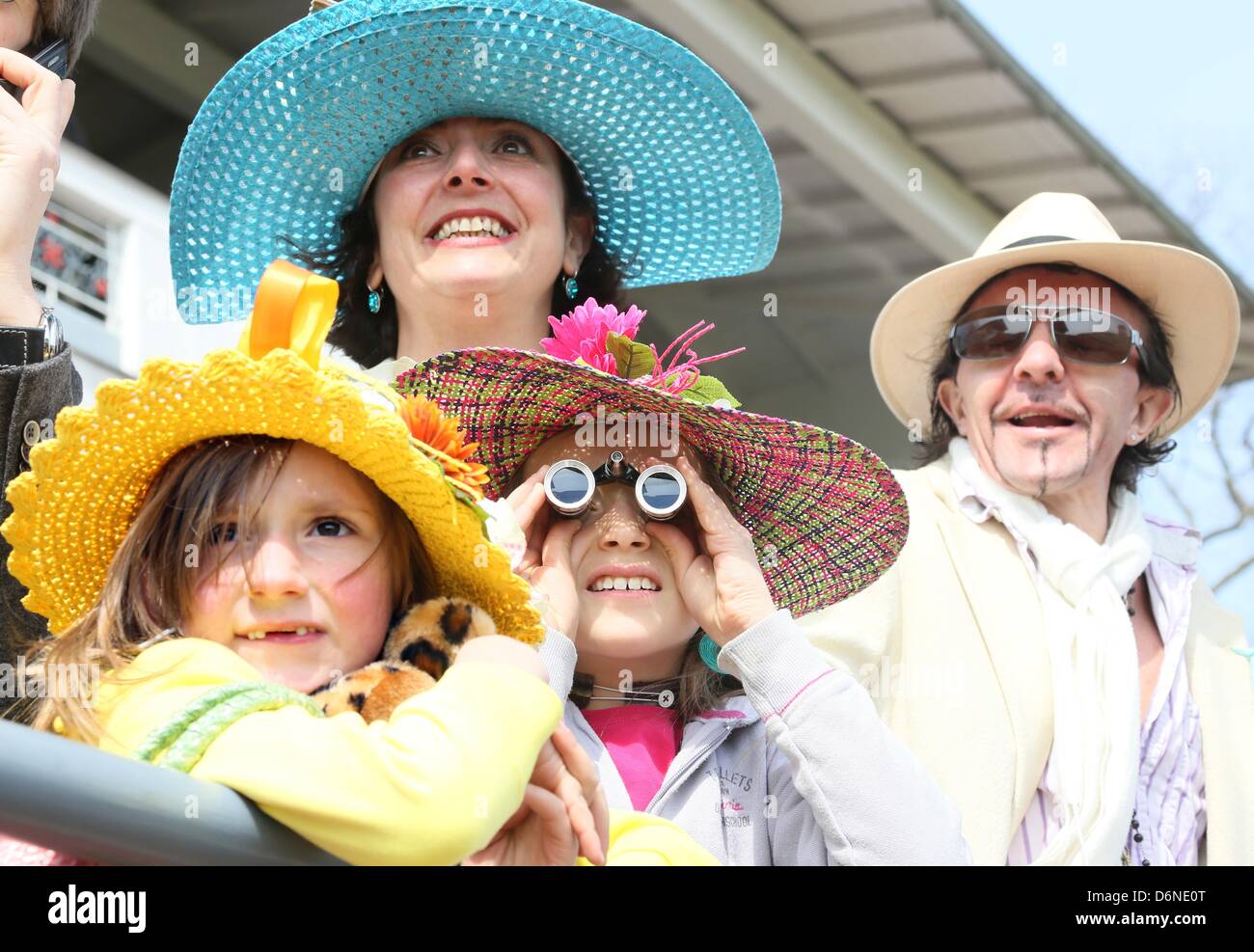 Deux filles Anouk (R) et Leonor ensemble avec leur mère et l'acteur David Bennett ('Die Blechtrommel') observer les chevaux d'abord de la saison à l'hippodrome de Hoppegarten Berlin, Allemagne, 21 avril 2013. La nouvelle saison démarre officiellement le mercredi. PHOTO : STEPHANIE PILICK Banque D'Images