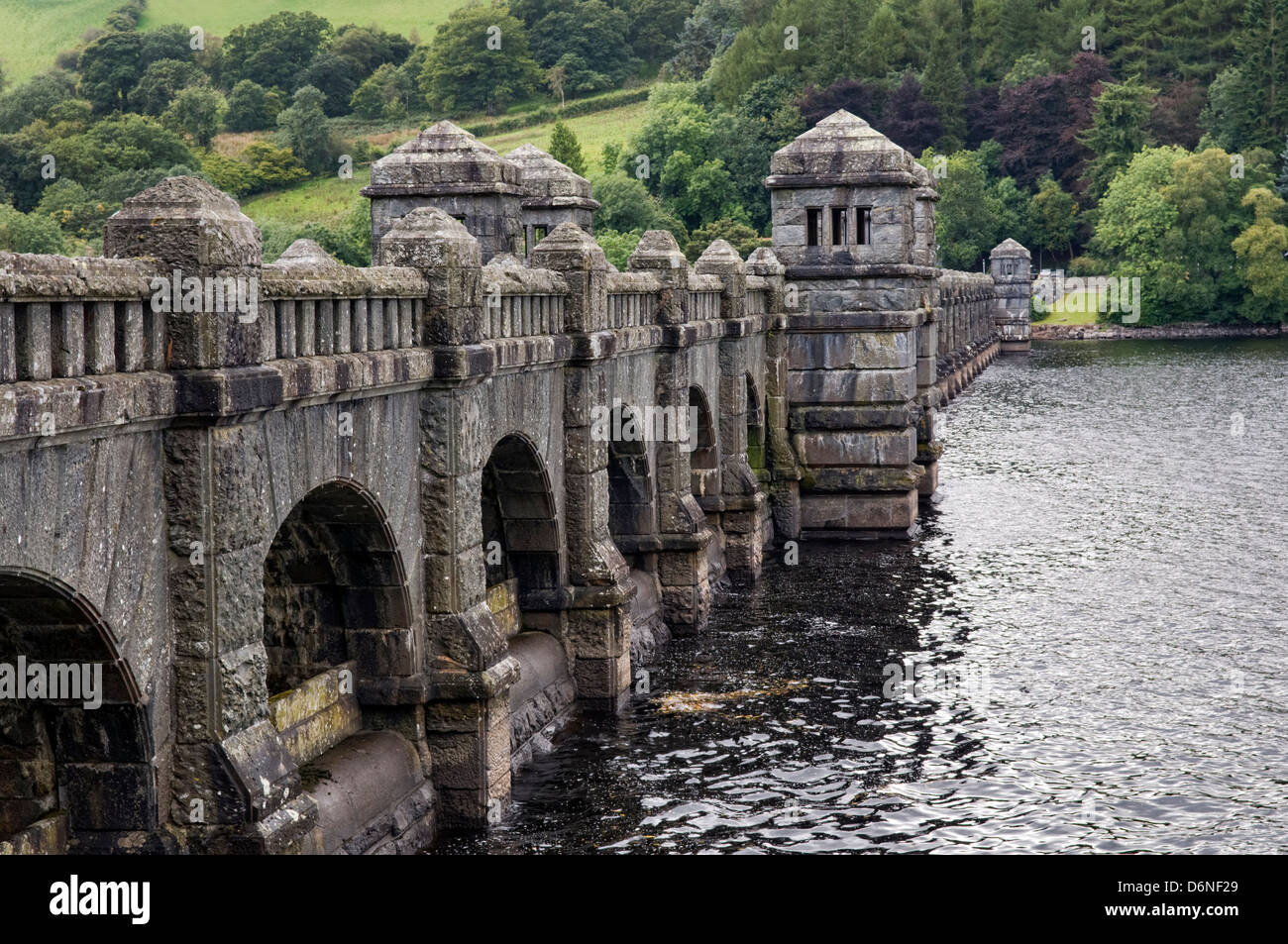 Pont-route et le barrage sur le lac Vyrnwy Barrage, Powys, Pays de Galles, Royaume-Uni Banque D'Images