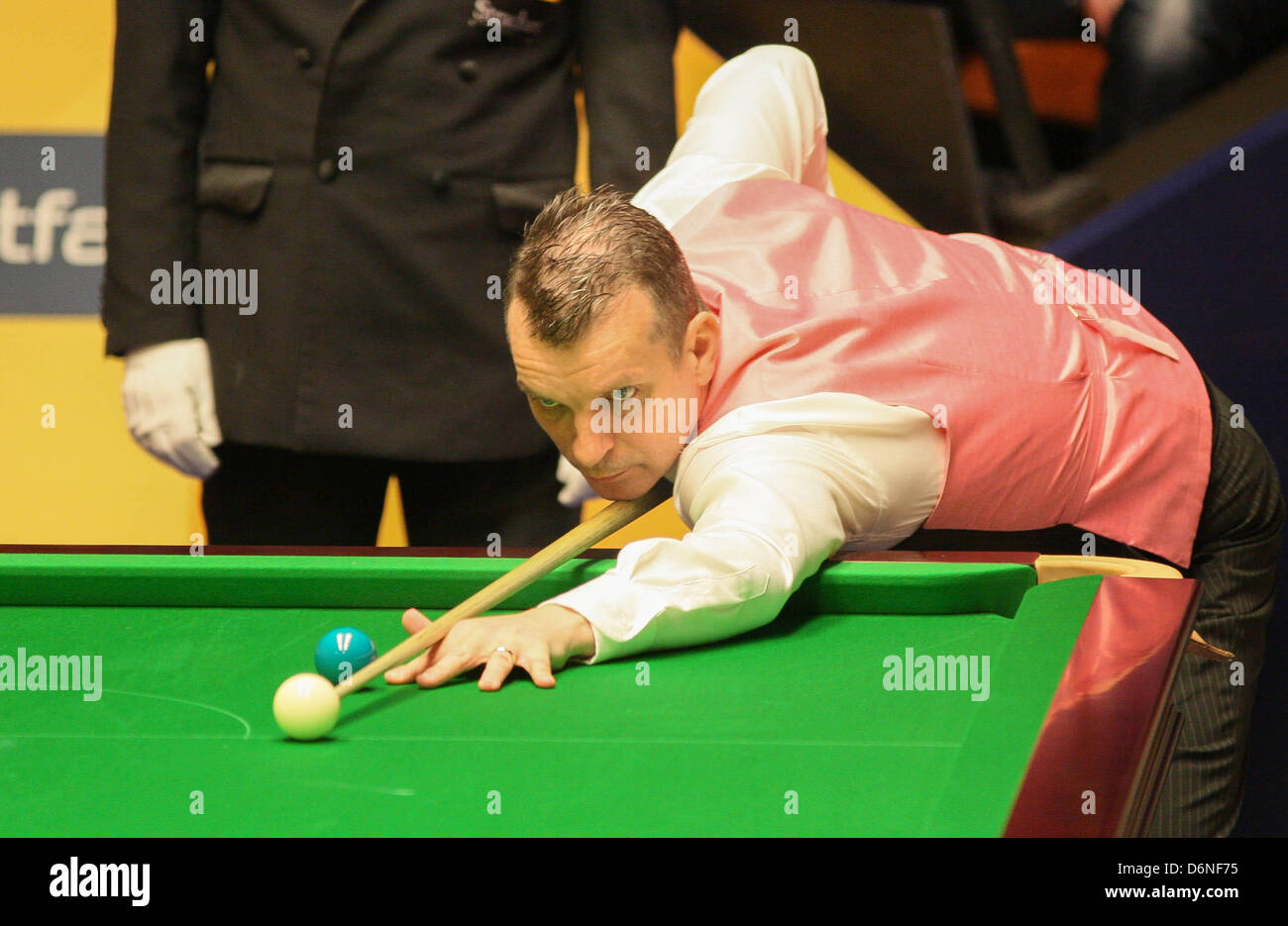 Sheffield, Royaume-Uni. 21 avril, 2013. John Higgins en action contre Mark Davis pendant le 1er tour de la World Snooker Championships du théâtre Crucible. Banque D'Images