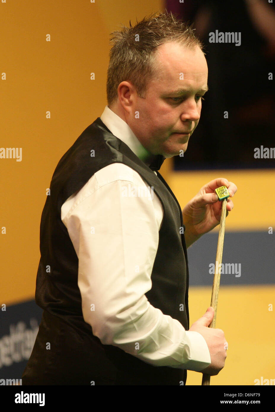 Sheffield, Royaume-Uni. 21 avril, 2013. John Higgins en action contre Mark Davis pendant le 1er tour de la World Snooker Championships du théâtre Crucible. Banque D'Images