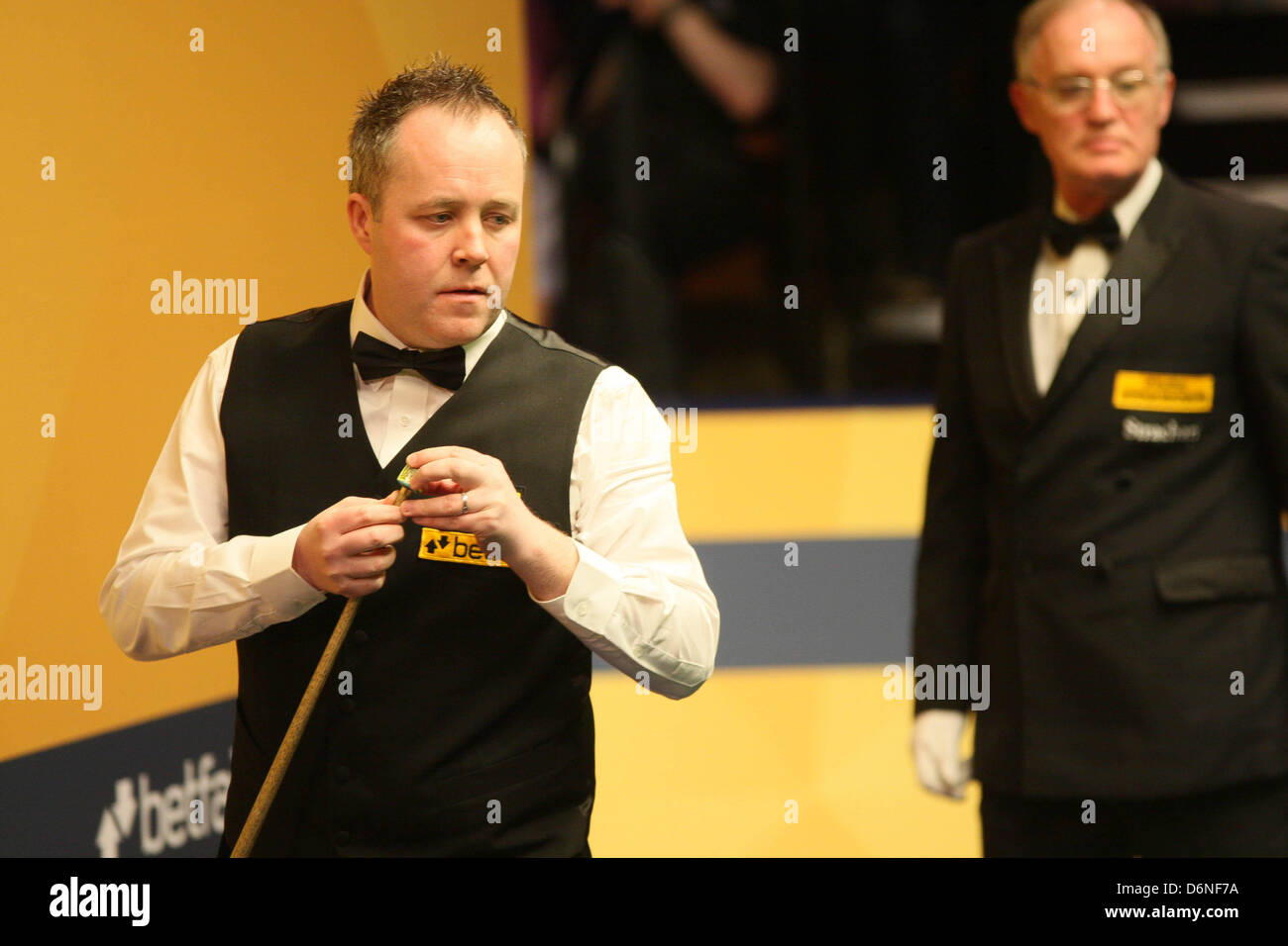 Sheffield, Royaume-Uni. 21 avril, 2013. John Higgins en action contre Mark Davis pendant le 1er tour de la World Snooker Championships du théâtre Crucible. Banque D'Images