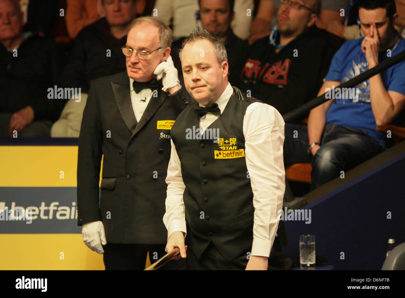 Sheffield, Royaume-Uni. 21 avril, 2013. John Higgins en action contre Mark Davis pendant le 1er tour de la World Snooker Championships du théâtre Crucible. Banque D'Images