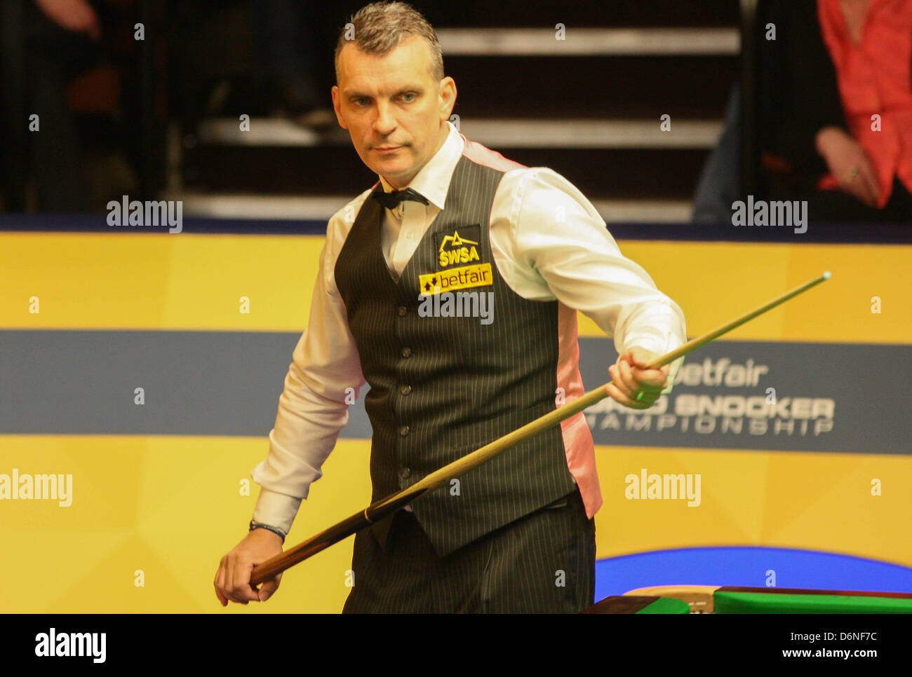 Sheffield, Royaume-Uni. 21 avril, 2013. John Higgins en action contre Mark Davis pendant le 1er tour de la World Snooker Championships du théâtre Crucible. Banque D'Images