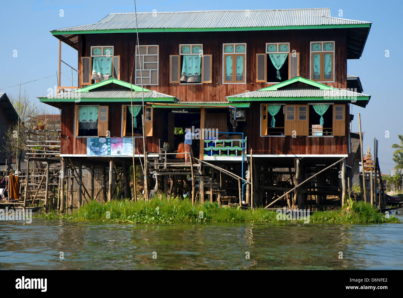 Maison/restaurant construit sur pilotis sur le lac Inle, Myanmar Birmanie Banque D'Images