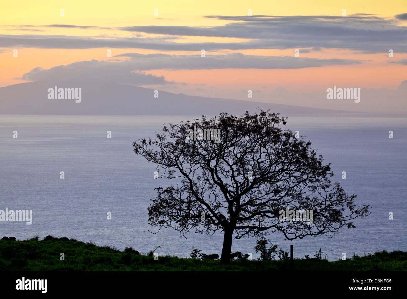 Coucher du soleil vu de la route de Kula surplombant Kaho'Olawe Island et l'océan, Maui, Hawaii Banque D'Images