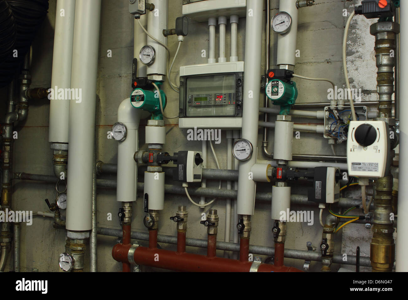 Manomètre de pression du système de chauffage dans une maison écologique Banque D'Images