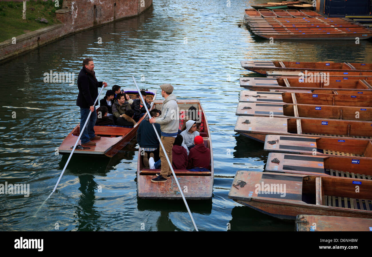 Les étudiants chinois barques le long de la rivière Cam, Cambridge, Angleterre Banque D'Images