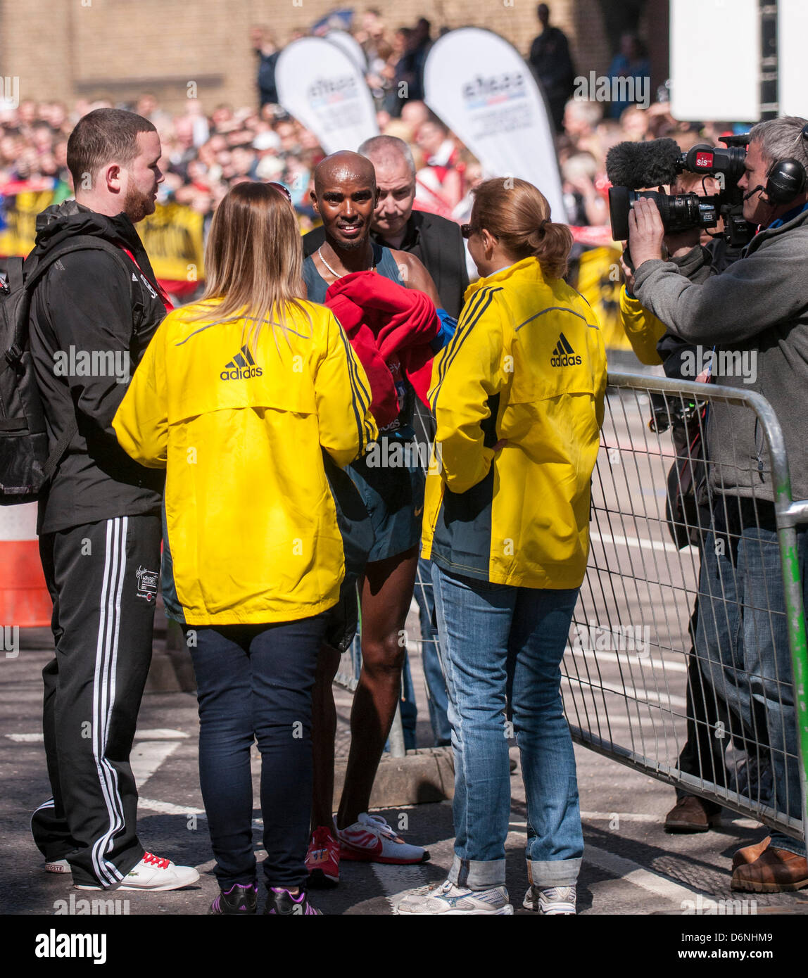 Londres, East Smithfield, 21 avril 2013. Mo Farah, le somalien né et de l'équipe Go double médaillé aux Jeux Olympiques de dans le 5 000m et 10 000m en 2012 à Londres, après avoir terminé sa course, juste avant et après 13 km Interview de Phil Jones de la BBC. Avant la course Farah avait dit qu'il voulait rester avec l'élite hommes coureurs de marathon jusqu'à mi-chemin et il a fait exactement cela. Banque D'Images