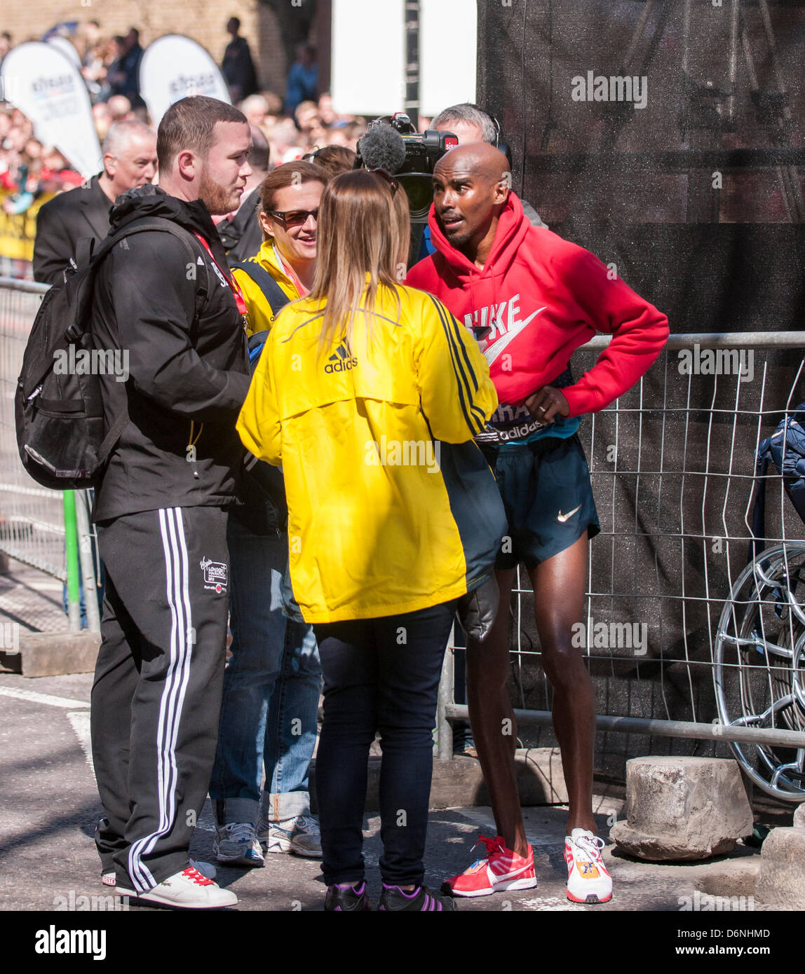 Londres, East Smithfield, 21 avril 2013. Mo Farah, le somalien né et de l'équipe Go double médaillé aux Jeux Olympiques de dans le 5 000m et 10 000m en 2012 à Londres, met son sweat du promoteur après avoir terminé sa course, juste avant de m 13. Avant la course Farah avait dit qu'il voulait rester avec l'élite hommes coureurs de marathon jusqu'à mi-chemin et il a fait exactement cela. Banque D'Images