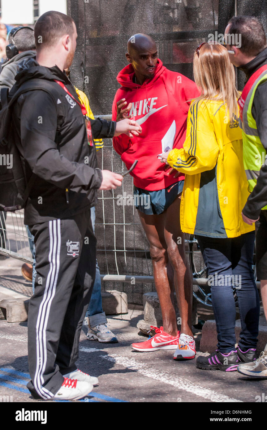 Londres, East Smithfield, 21 avril 2013. Mo Farah, le somalien né et de l'équipe Go double médaillé aux Jeux Olympiques de dans le 5 000m et 10 000m en 2012 à Londres, met son sweatshirt après avoir terminé sa course, juste avant de m 13. Avant la course Farah avait dit qu'il voulait rester avec l'élite hommes coureurs de marathon jusqu'à mi-chemin et il a fait exactement cela. Banque D'Images