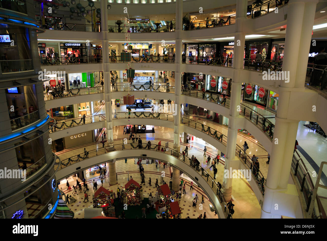 Une vue à l'intérieur du centre commercial Suria KLCC à Kuala Lumpur, Malaisie Banque D'Images