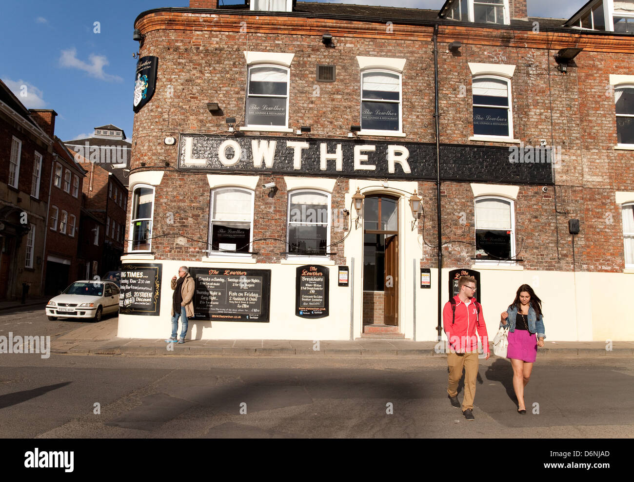 Les gens à l'extérieur de Lowther pub bar restaurant, Cumberland St, York, Yorkshire UK Banque D'Images