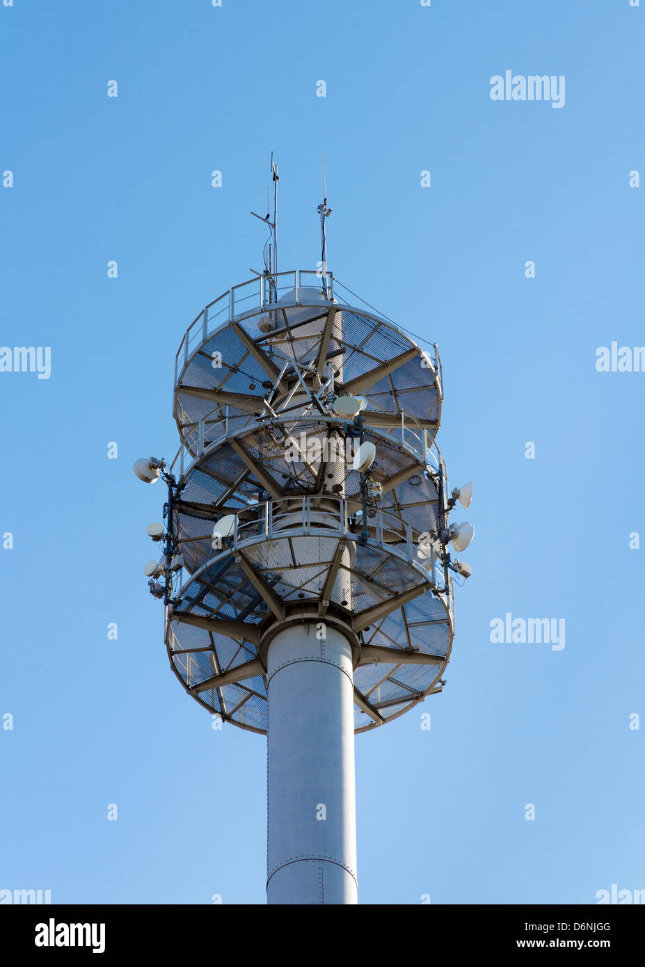 Mât de communication pour différents plats et des antennes contre le ciel bleu Banque D'Images