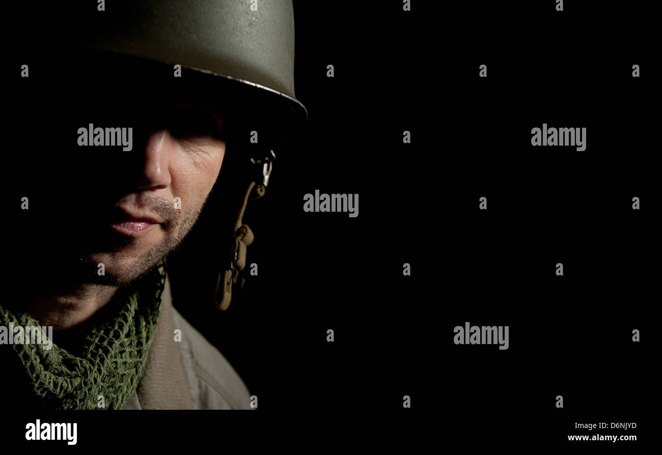 Portrait d'un WW2 soldat américain dans l'ombre profonde d'un fond noir. Banque D'Images