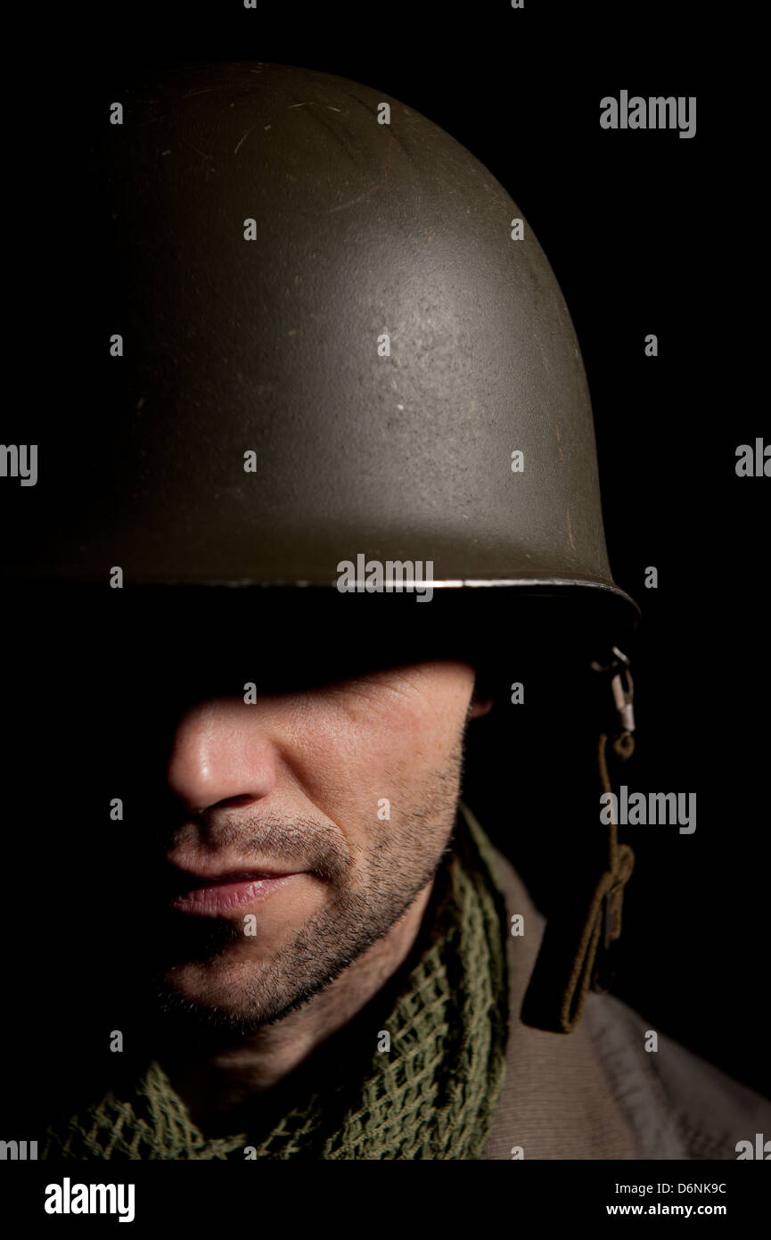 Portrait d'un WW2 soldat américain dans l'ombre profonde d'un fond noir. Banque D'Images