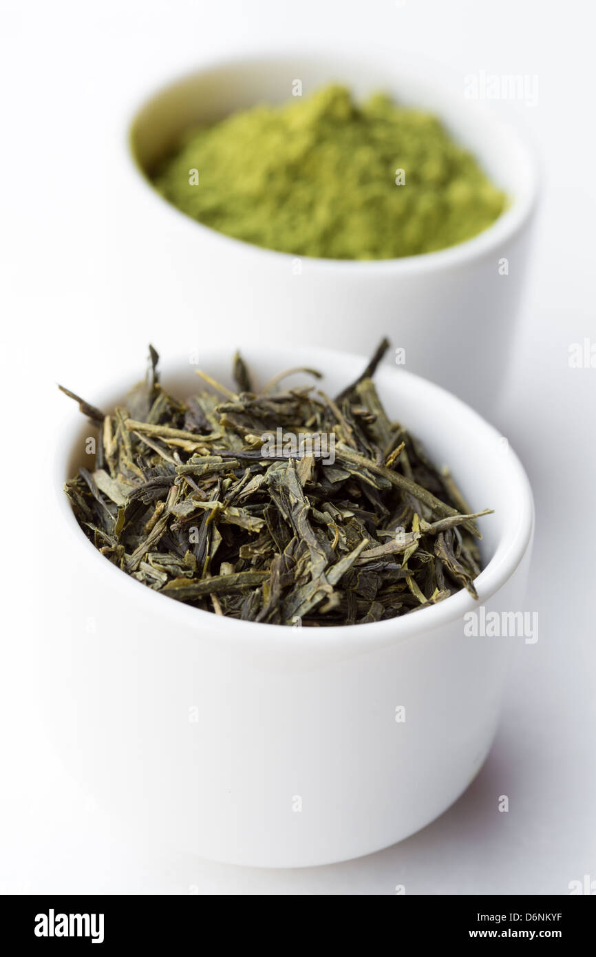 Feuilles de thé vert à sec et thé matcha Banque D'Images
