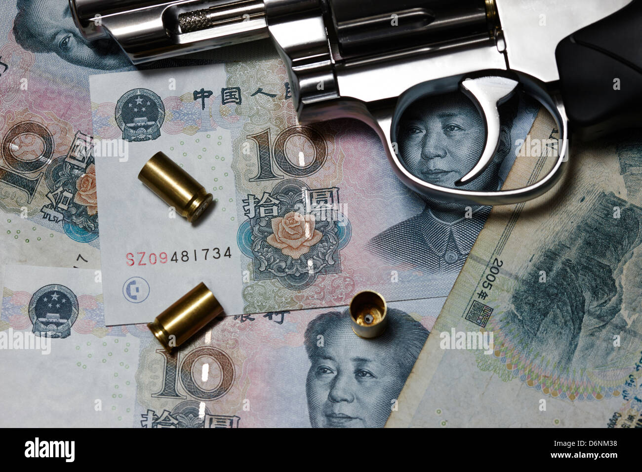 Handgun on Chinese yuan cash avec utilisé 9mm Banque D'Images