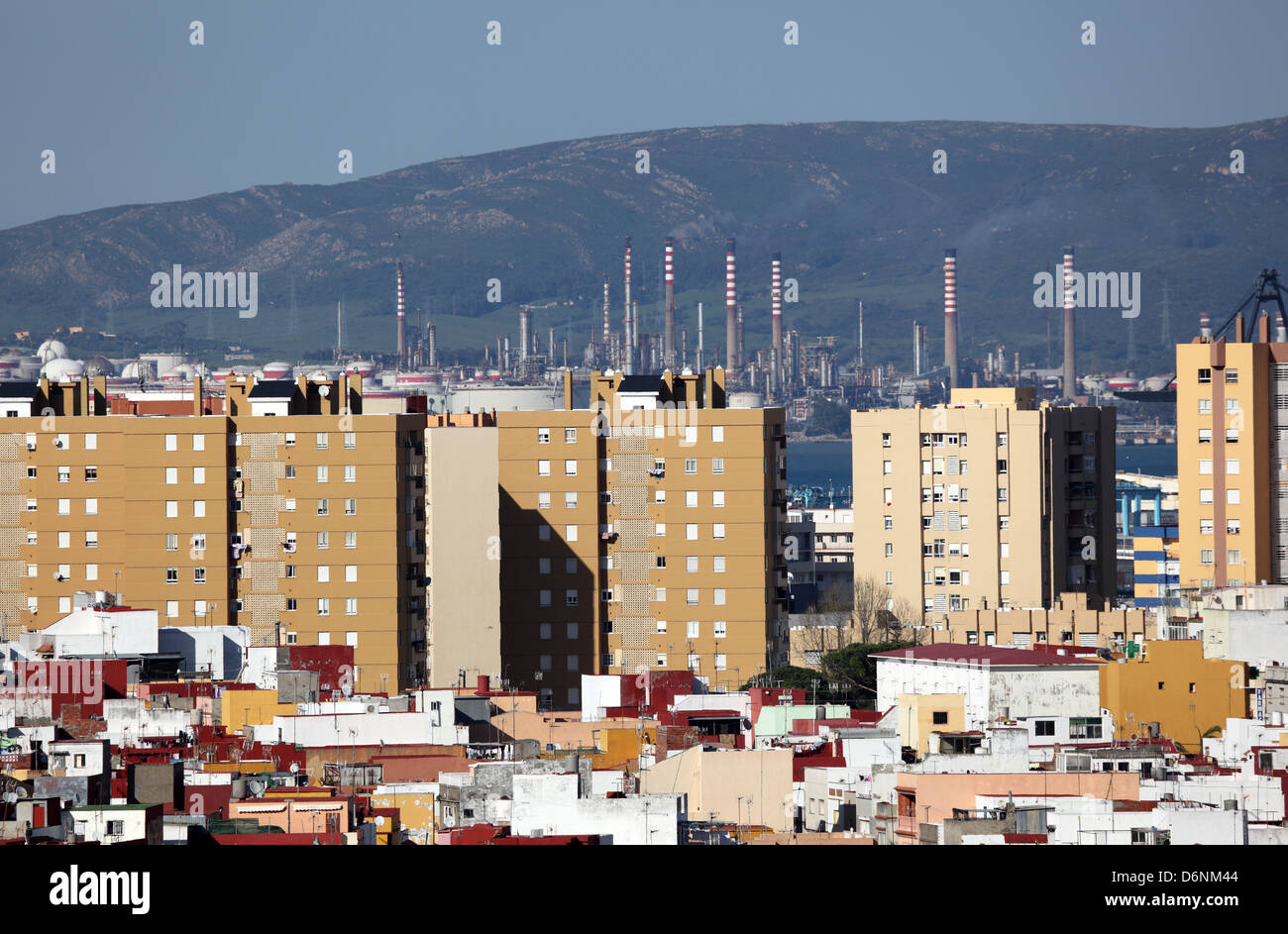 Ville d'Algeciras avec raffinerie de pétrole en arrière-plan. Andalousie Espagne Banque D'Images