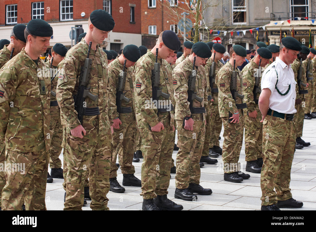 Wimborne, Dorset UK. 21 avril, 2013. Les Fusils, dirigé par l'Rifles, parade dans les rues de Paris dans le Dorset, 3 ans après avoir reçu la liberté de la ville. Les fusils ont été accordées l'honneur en 2010 grâce à puis maire, le conseiller municipal John fardeau qui est le maire de servir pour l'événement. La liberté de Lille a été offert aux forces en reconnaissance Phil Allen a été tué dans la province d'Helmand, en Afghanistan, le 7 novembre 2009, 20 ans. Banque D'Images
