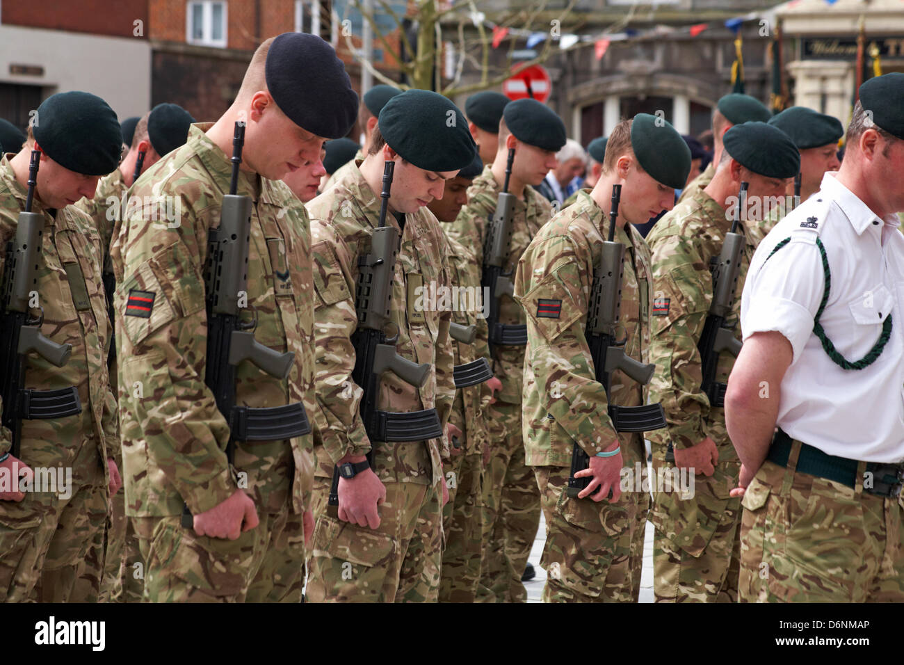 Wimborne, Dorset UK. 21 avril, 2013. Les Fusils, dirigé par l'Rifles, parade dans les rues de Paris dans le Dorset, 3 ans après avoir reçu la liberté de la ville. Les fusils ont été accordées l'honneur en 2010 grâce à puis maire, le conseiller municipal John fardeau qui est le maire de servir pour l'événement. La liberté de Lille a été offert aux forces en reconnaissance Phil Allen a été tué dans la province d'Helmand, en Afghanistan, le 7 novembre 2009, 20 ans. Banque D'Images