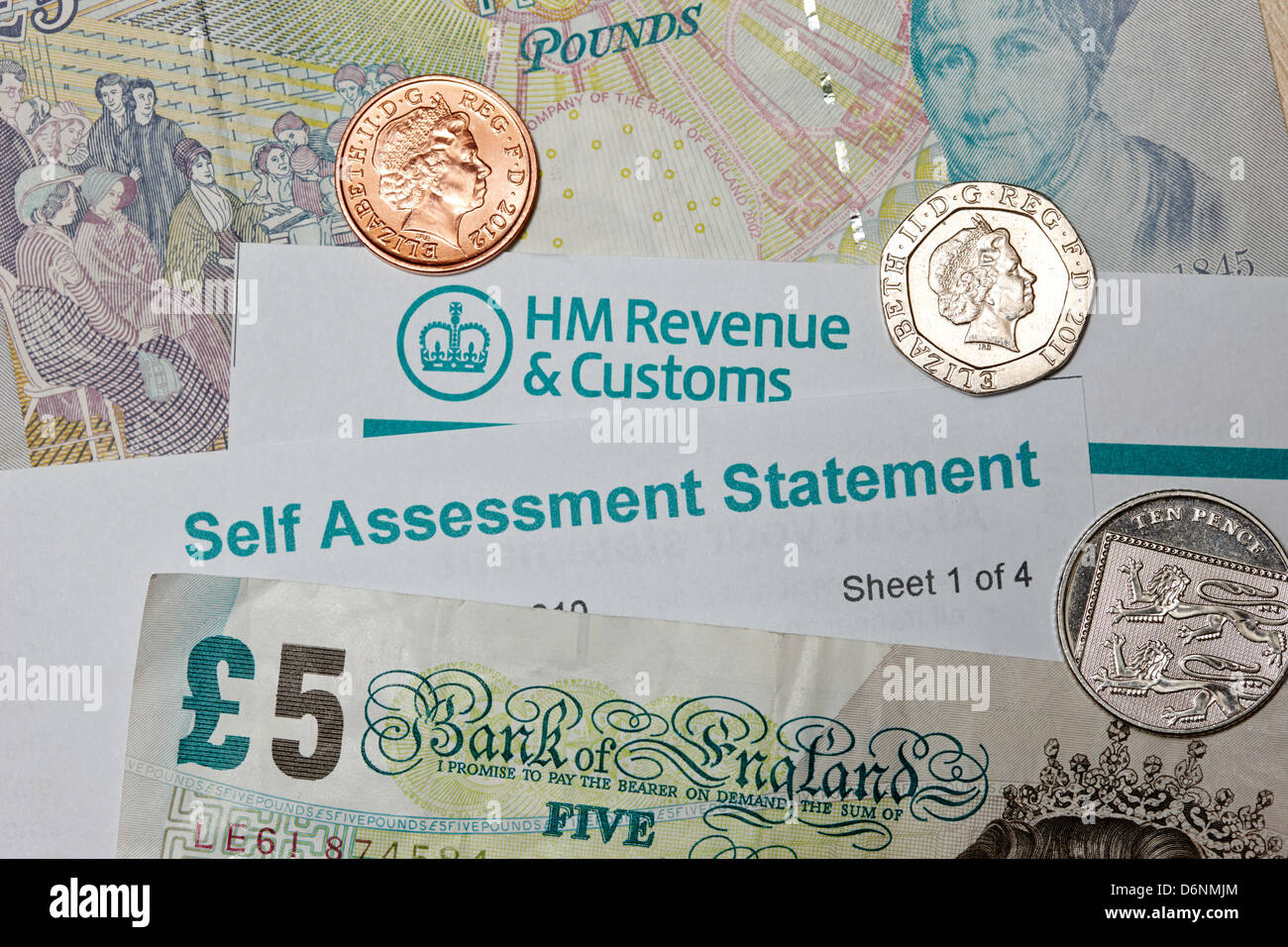 Hmrc du revenu et des douanes de la déclaration d'auto-évaluation pour les travailleurs autonomes de personnes Banque D'Images