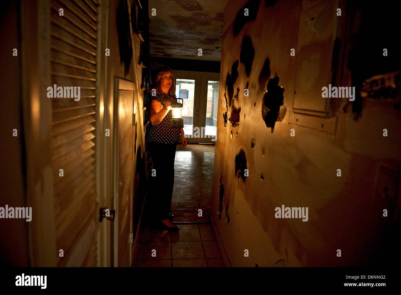 27 août 2012 - Titusville, Floride, États-Unis - Titusville agent immobilier Joyce Sipple inspecte une maison vacante forclos qui a été vandalisée pour les anciens propriétaires. L'"La région a été dévastée par la perte de l'homme dans l'espace programme. Le inventaire de vente à découvert et la forclusion résultant de l'établissement laissant les gens auront à se stabiliser les valeurs d'avant vont augmenter,Ã¢â€" dit-elle. Les gens ont commencé à travailler au Centre spatial Kennedy au secondaire. Ils y travaillaient de 20 à 25 ans, remonter. Votre famille est définie, youÃ¢â€™re payer vos factures et puis sans faute Banque D'Images