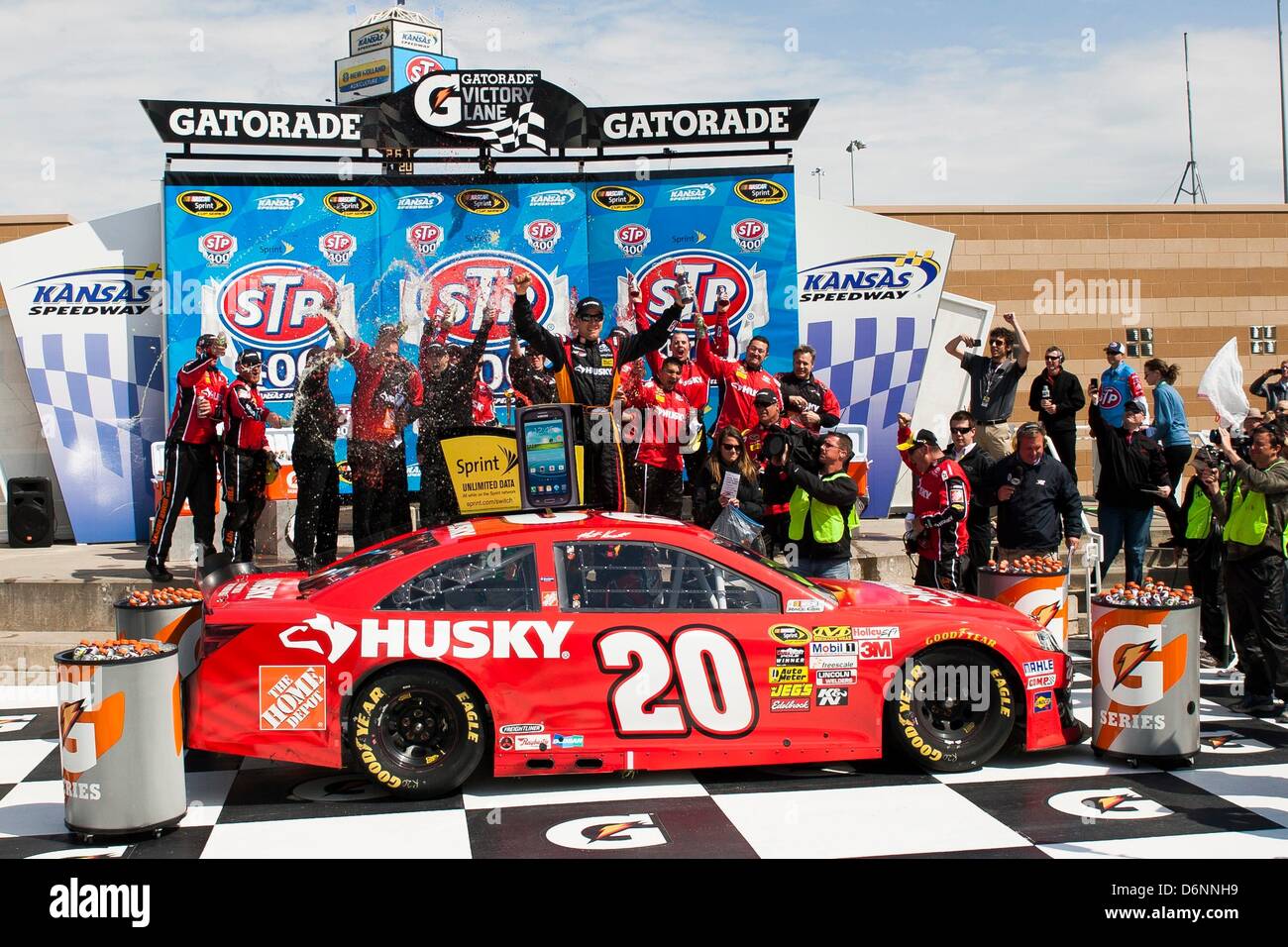 Kansas City, KS, États-Unis d'Amérique. 21 avril, 2013. Matt Kenseth (20) célèbre la victoire dans lane après il remporte le 400 STP au Kansas Speedway de Kansas City, KS. Banque D'Images