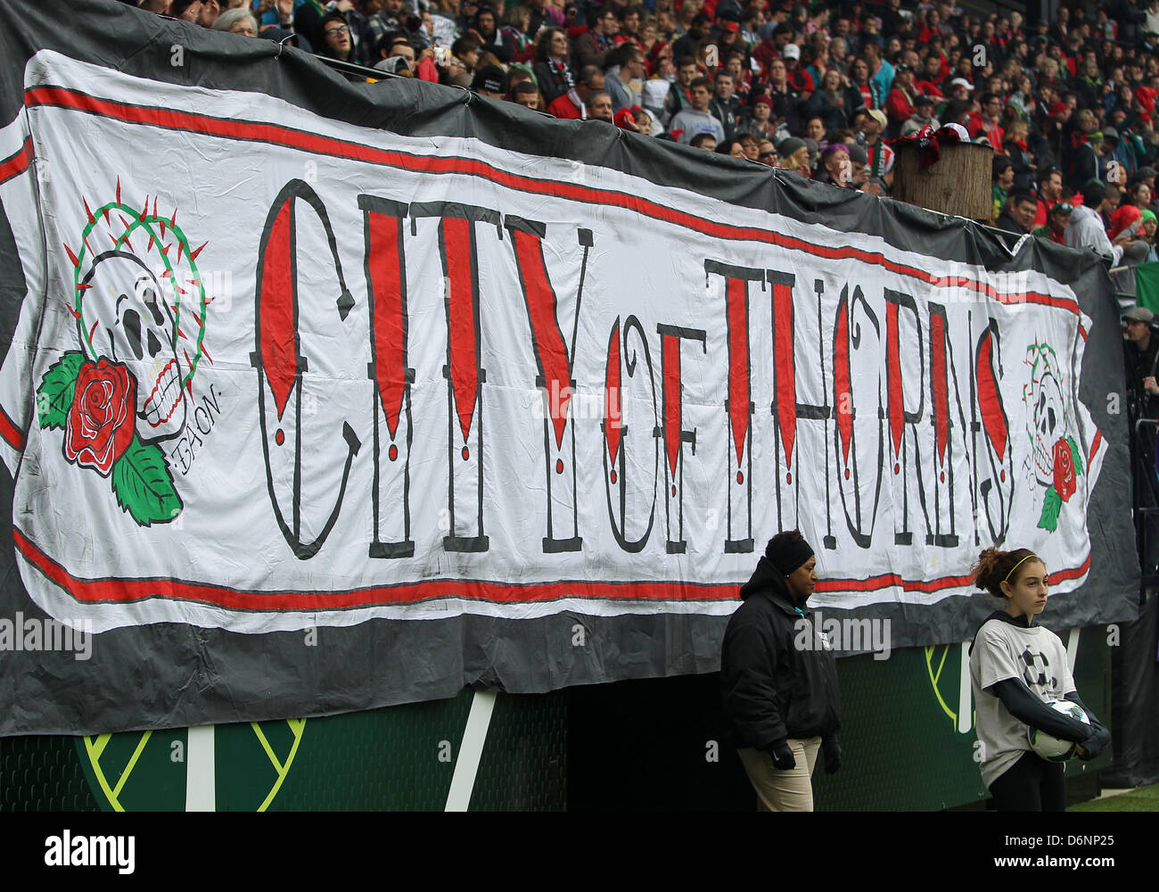 21 avril 2013 - Portland, OR, USA - 21 Avril 2013 : La ville d'Épines banner est drapé derrière l'objectif d'accueil avant d'Épines Portland match contre le règne de Seattle à Jeld Wen Stadium, Portland, OR Banque D'Images