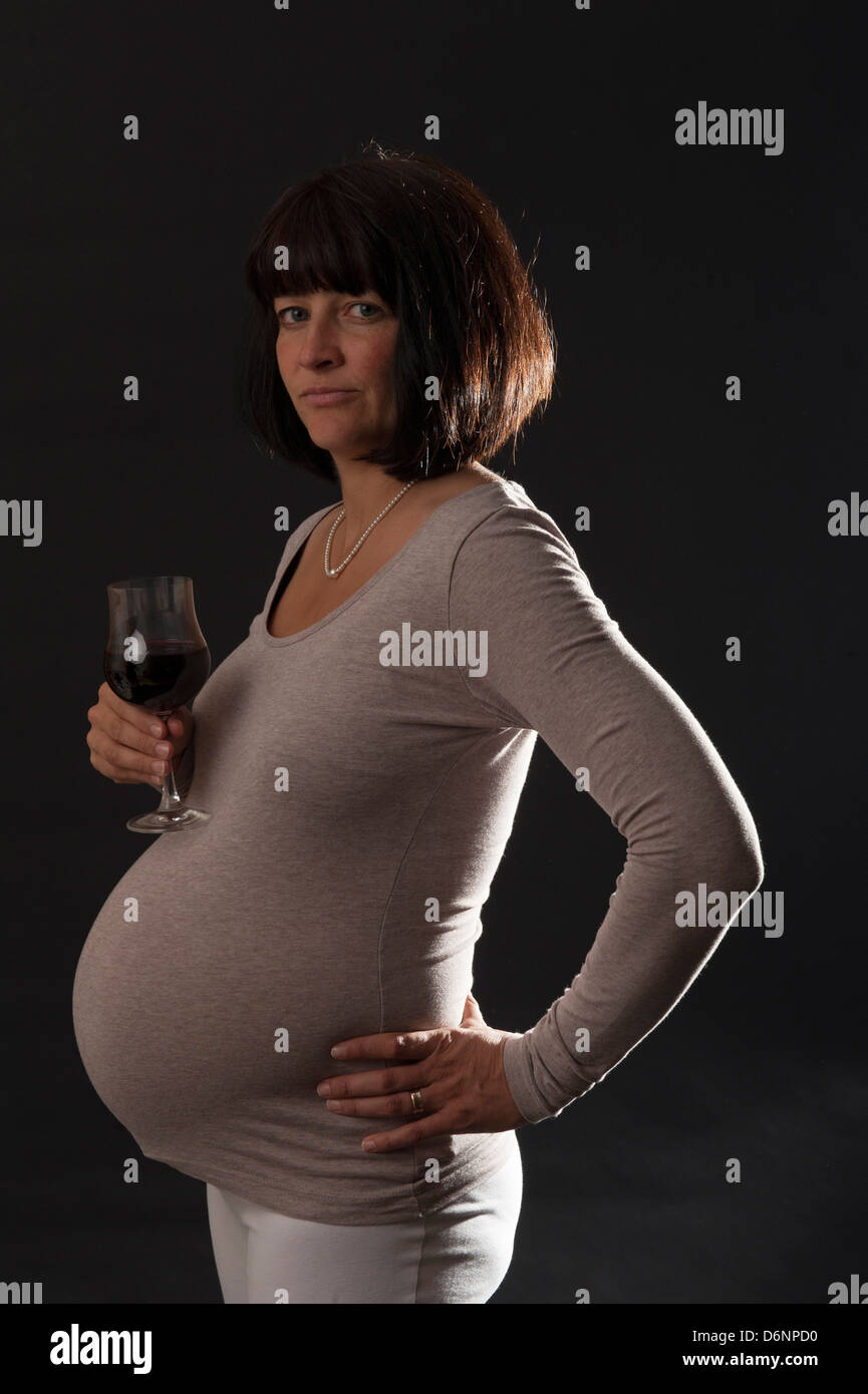 Freiburg, Allemagne, une femme enceinte avec un verre de vin rouge Banque D'Images