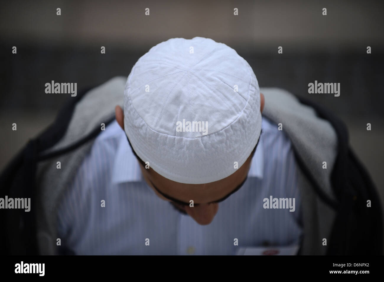 Berlin, Allemagne, un jeune musulman dans la mosquée de Sehitlik Neukoelln Banque D'Images