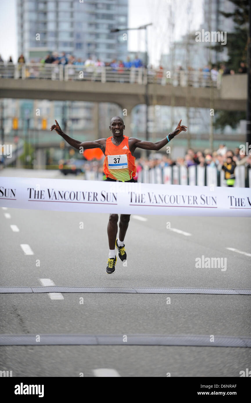 Paul Kimugul 33 ans du Kenya, gagne la mens elite Vancouver Sun Run10km marathon avec un temps de 29.04. Vancouver BC Canada - Apirl 21 2013 Banque D'Images