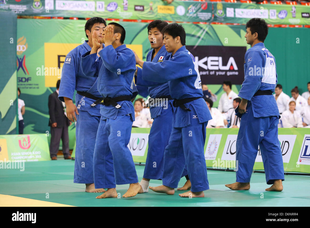 Les hommes de l'équipe nationale du Japon Groupe (JPN), 21 avril 2013 - Judo : Championnats d'Asie d'athlétisme 2013, compétition par équipe hommes finale à Bangkok Centre jeunesse, Bangkok, Thaïlande. (Photo de Daiju Kitamura/AFLO SPORT) [1045] Banque D'Images