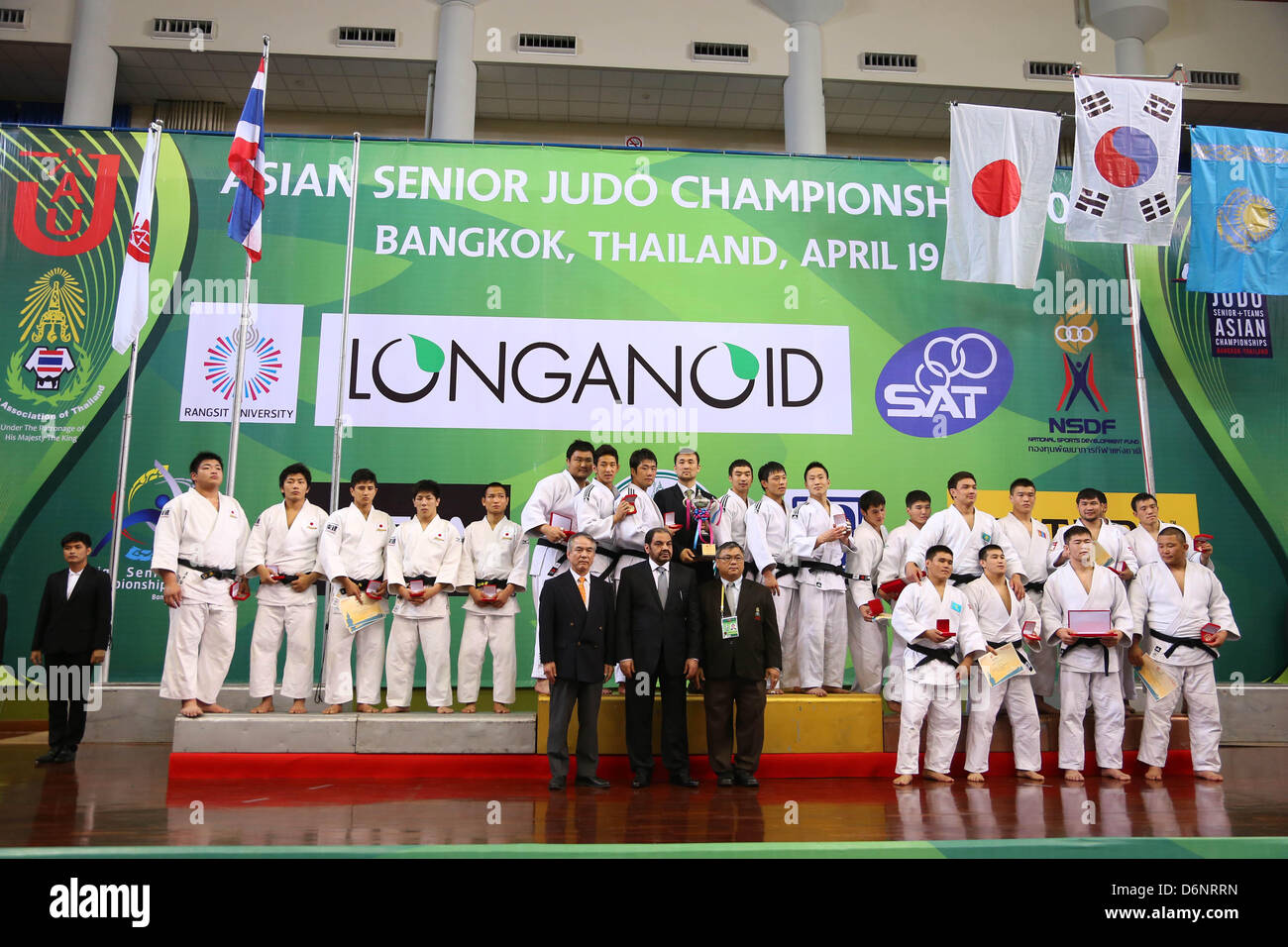 Les hommes de l'équipe nationale du Japon Groupe (JPN), 21 avril 2013 - Judo : Championnats d'Asie d'athlétisme 2013, compétition par équipe hommes cérémonie des médailles au Centre de jeunesse de Bangkok, Bangkok, Thaïlande. (Photo de Daiju Kitamura/AFLO SPORT) [1045] Banque D'Images