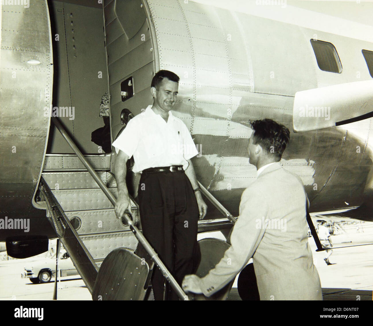 Cette photographie montre B.A. Erickson avec l'avion Convair/General Dynamics 340, au cours des années 1950, reflétant la contribution de l'entreprise au développement de l'aviation et des avions militaires. Banque D'Images