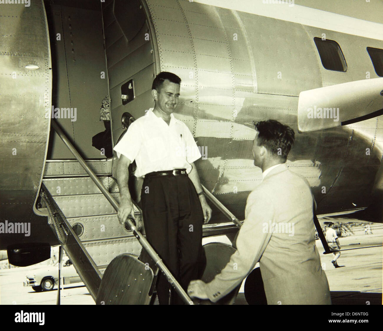 Une photographie des archives de Convair/General Dynamics montrant B.A. Erickson avec l'avion Convair 340, qui faisait partie du personnel de la compagnie dans les années 1950 Banque D'Images