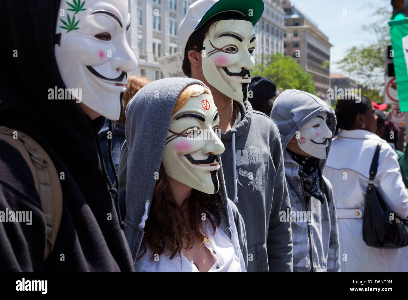 Un groupe de personnes portant des masques de Guy Fawkes lors d'un rassemblement Banque D'Images