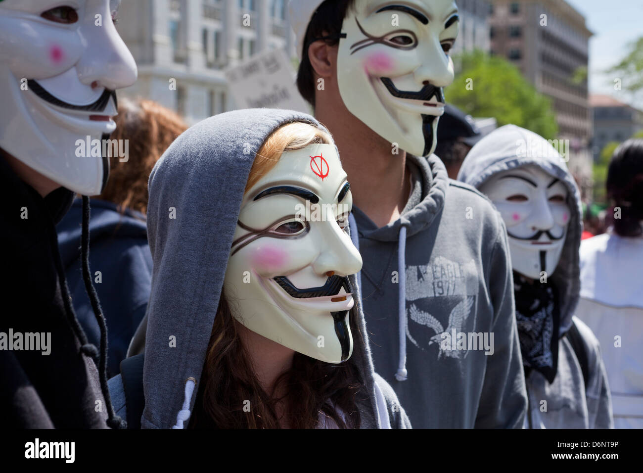 Un groupe de personnes portant des masques de Guy Fawkes lors d'un rassemblement Banque D'Images