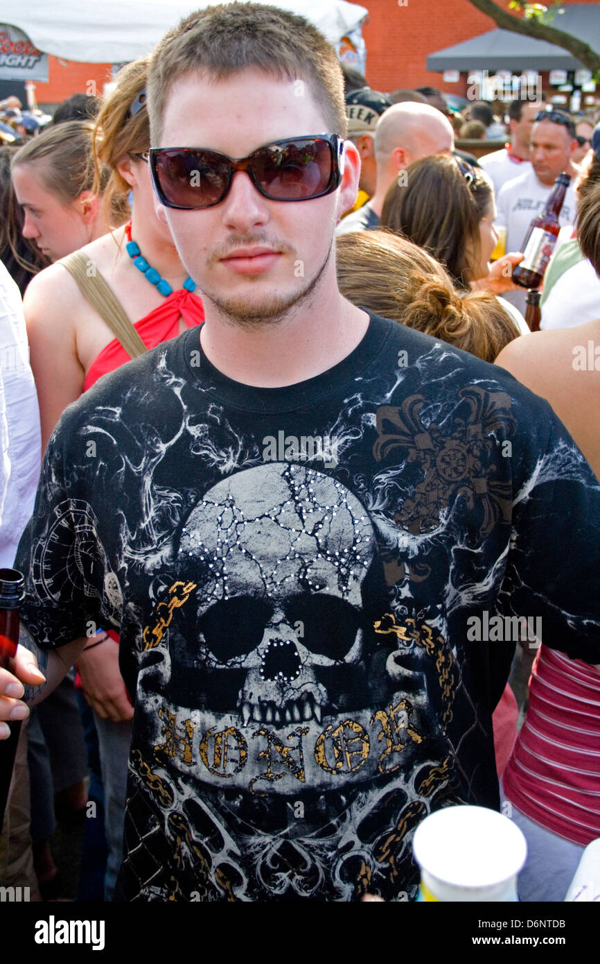 Contre-culture teen homme portant honneur noir skull t-shirt. Grand Old Day Festival. St Paul Minnesota MN USA Banque D'Images